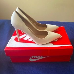 Mix No. 6 Women’s size 10 white stiletto 4 inch heel pointed pump shoe